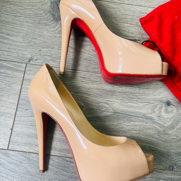 Christian louboutin classic and timeless. 5" - Picture 5 of 12